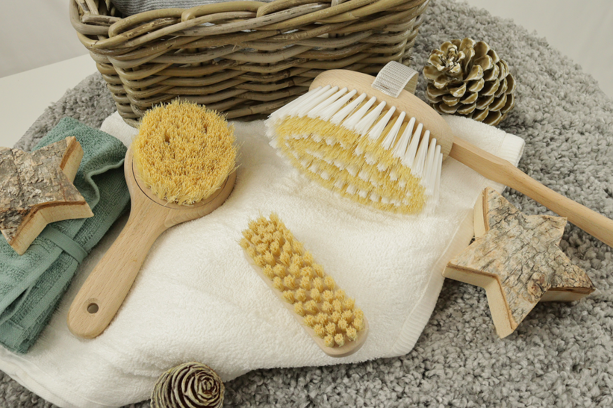 Ein Wellnessset bestehende aus einer Saunabürste einer Duschbürste und einer Nagelbürste